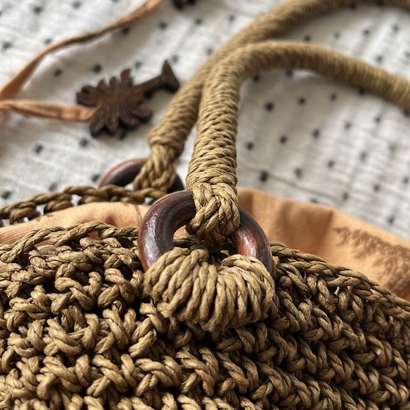 Cappelli Straworld Straw Cinched Tote Bag Island Print Wooden Palm Tree Charms - Picture 5 of 11